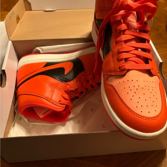 NEW WMNS AIR JORDAN 1 MID SE 10.5- RUSH ORANGE CRIMSON BLISS - Picture 5 of 6